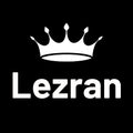 Couronne blanche positionnée sur le mot Lezran écrit en blanc, le tout sur fond noir.