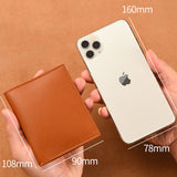 La main gauche tient le modèle fermé tandis que la main droite tient un IPhone, les deux objets étant entourés de traits blanc pour indiquer les dimensions de chaque produit.
