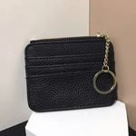 Porte carte avec anneau porte clé pour femme en cuir noir.