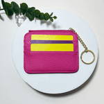 Porte carte avec anneau porte clé pour femme en cuir rose.