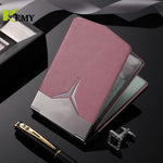 Porte carte bancaire en cuir rose mis sur une table noire autour d'un stylo et d'un accessoire brillant.