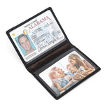 On voit l'intérieur du produit avec deux cartes, une de permis de conduire en haut et une photo de famille en bas.