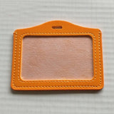 Porte carte bancaire horizontal en cuir orange.