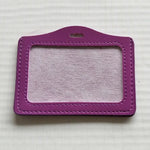 Porte carte bancaire horizontal en cuir violet.