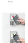 L'image d'en haut montre un terminal sur lequel est posé seulement le porte cartes et qui refuse le paiement dû au RFID tandis qu'en bas, il le valide car la carte sort du porte carte.