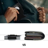 En haut, un homme range le modèle dans la poche intérieure de sa veste et en bas, une comparaison d'épaisseur entre le porte carte et un portefeuille remplie.