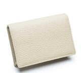 Porte carte bancaire pour femme en cuir beige.