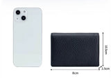 A droite, un modèle en cuir noir fermé avec des flèches tracées autour et des nombres qui indiquent les dimensions tandis qu'on voit un IPhone à droite, le tout sur un fond blanc.
