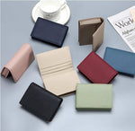 Tous les modèles avec un couleur de cuir différente sont éparpillés au centre d'une table grise avec un papier journal et une tasse de thé autour.