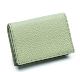 Porte carte bancaire pour femme en cuir vert.