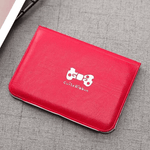 Porte carte pour femme avec imprimé d'un nœud papillon et en cuir rouge.