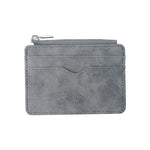 Porte carte en cuir gris pour homme.