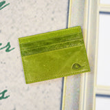 Porte carte en cuir lisse vert.