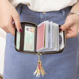 Le produit est ouvert par deux mains manucurées de femme avec des cartes et des billets dedans.