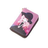 Porte carte de crédit en cuir rose sur lequel est représenté une petite fille en robe noire et avec un chapeau noir.