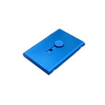 Porte carte de credit rigide en métal couleur bleue.