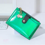 Porte carte en cuir synthétique brillant vert pour femme.