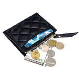 Le produit est ouvert avec des cartes, des pièces de monnaie et un billet qui en ressortent.