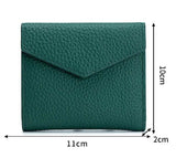 Le produit en cuir vert est de face avec trois traits fins qui indiquent les dimensions du produit à l'aide de nombres.