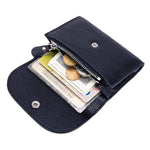 Le produit est ouvert avec des cartes, des billets et des pièces de monnaie en son sein.