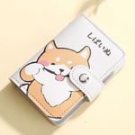 Porte carte en cuir avec un imprimé kawaii d'un chien qui fait une grimace.