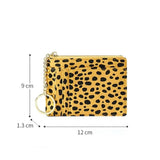 Le modèle avec imprimé léopard jaune est mis sur un fond blanc avec des traits qui indiquent les dimensions.