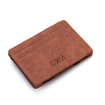 Porte cartes magique pour homme en cuir marron.