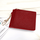 Porte carte et monnaie pour femme en cuir rouge.