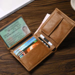 Le modèle en cuir marron est ouvert, montrant ses rangements avec une carte d'identité, des cartes et des billets.