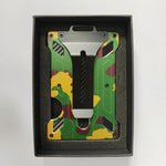 Mis dans une boîte noire, un porte carte avec des dessins vert et jaune posé dedans.