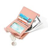 Le produit est ouvert avec des cartes, des billets et des pièces de monnaie qui en ressortent.