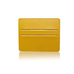 Un porte carte slim en cuir jaune sur un fond blanc.