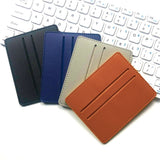 Quatre modèles de couleurs diverses sont mis en éventail sur un clavier d'ordinateur.