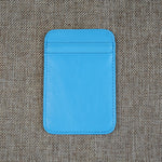 Porte carte vertical en cuir bleu clair.
