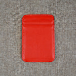 Porte carte vertical en cuir rouge.