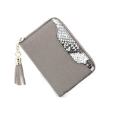 Portefeuille porte carte pour femme en cuir gris.