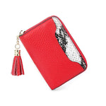 Portefeuille porte carte pour femme en cuir rouge.