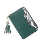 Portefeuille porte carte pour femme en cuir vert.