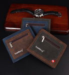 Les trois modèles sont mis en triangle devant un objet rouge intense sur lequel est posé une montre de luxe, le tout sur une table noire.