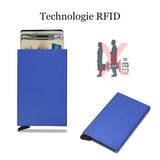 On voit le porte-cartes métallique bleu de face et à terre avec au-dessus, la représentation du logo RFID, le tout sur fond blanc.