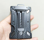 Porte-cartes noir carbone en aluminium porté par une main.