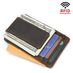 On voit le porte-cartes RFID remplie de cartes et de billets.