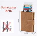 A droite, on voir le porte-cartes en cuir végétal marron avec des cartes qui sortent du produit et les mensurations et à gauche, un logo montrant sa fonctionnalité RFID.