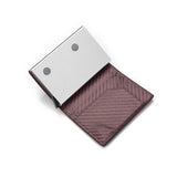 Le porte-cartes bancaire est ouvert pour montrer la partie cuir et la partie métallique RFID.