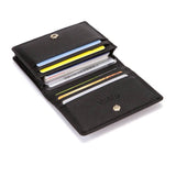 Exposé sur un fond blanc, le porte-cartes bancaire en cuir est remplit de cartes.
