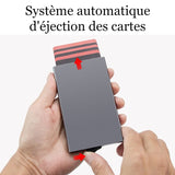 Une main appuie sur le système d'éjection de cartes, ce qui fait sortir les cartes du porte-cartes.