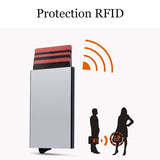 A gauche, on voit le porte-cartes de crédit en métal avec le logo RFID et à droite, un homme et une femme en dessin noir et qui montre l'homme qui ne réussit pas à piquer les données de la femme.
