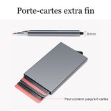 Le porte-cartes de crédit métallique est montré de côté et lus bas, d'un angle contre-plongée avec des cartes sortant du modèle. 