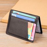 Porte-cartes de crédit en cuir ouvert sur l'extérieur avec cartes dedans.