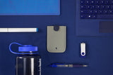 Le modèle est posé sur une table bleue au milieu d'un stylo, d'un ordinateur et d'un tapis de souris.